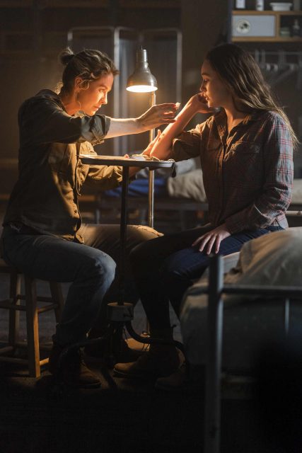 Fear The Walking Dead 4x06 - Jenna Elfman como Naomi y Alycia Debnam-Carey como Alicia Clark 