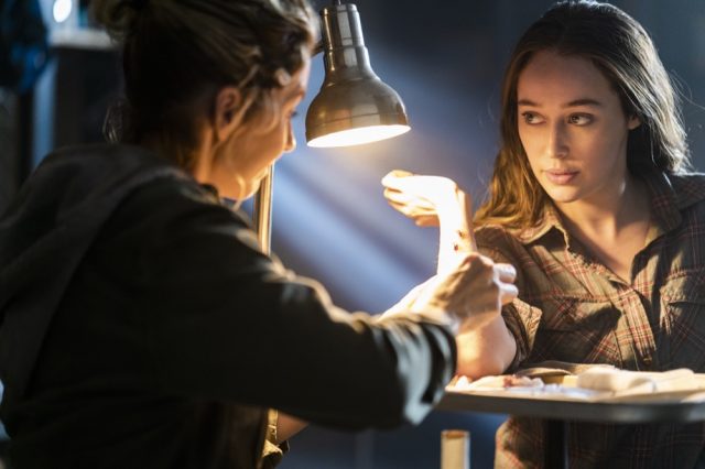 FearTWD 4x06 - Jenna Elfman como Naomi y Alycia Debnam-Carey como Alicia Clark