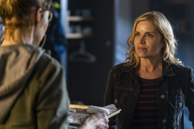 FearTWD 4x06 - Jenna Elfman como Naomi y Kim Dickens como Madison Clark