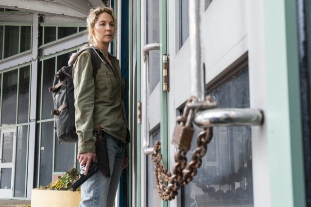 Jenna Elfman como Naomi en Fear the Walking Dead 4x06