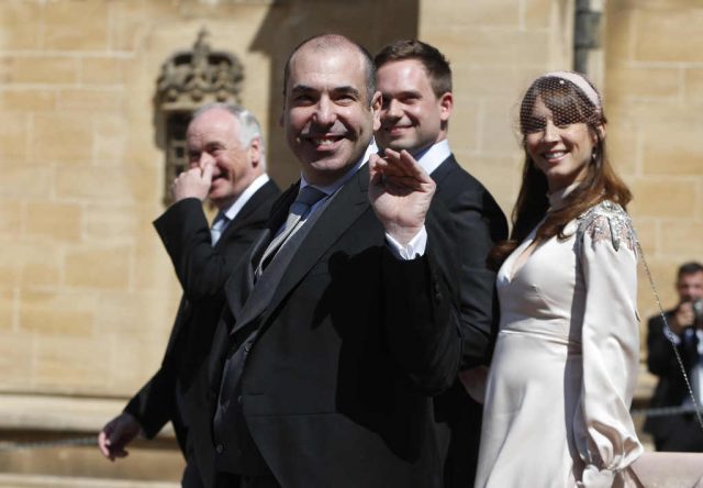 Rick Hoffman, Patrick J. Adams y Troian Bellisario en la boda de Meghan Markle y el príncipe Harry