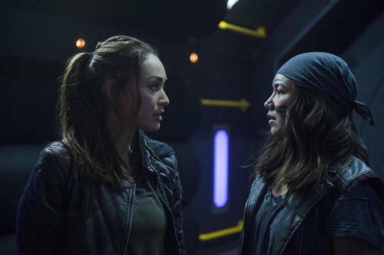 The 100 5x03 - Raven (Lindsey Morgan) y Emori (Luisa d’Oliveira)