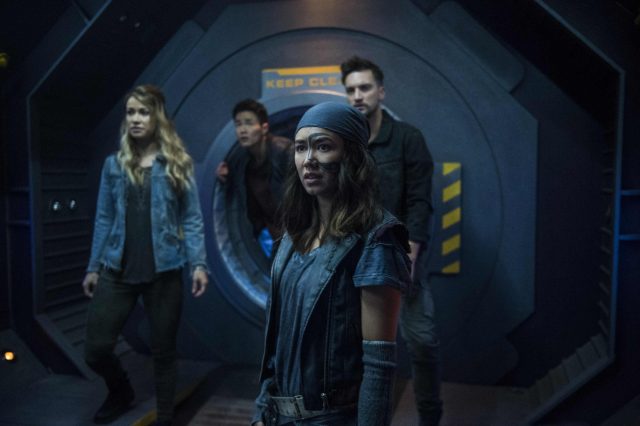 The 100 5×03 – Harper (Chelsey Reist), Monty (Christopher Larkin), Emori (Luisa D’Oliveira) y John Murphy (Richard Harmon)