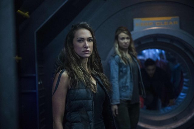 The 100 5×03 – Echo (Tasya Teles) y Harper (Chelsey Reist)