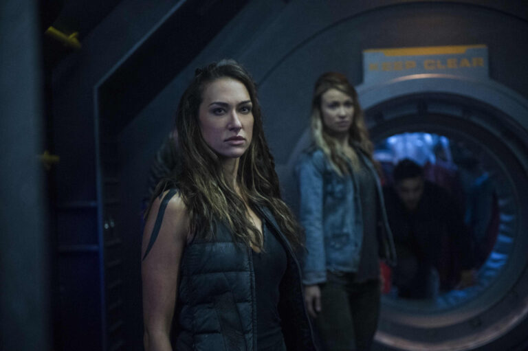 The 100 5x03 – Echo (Tasya Teles) y Harper (Chelsey Reist)
