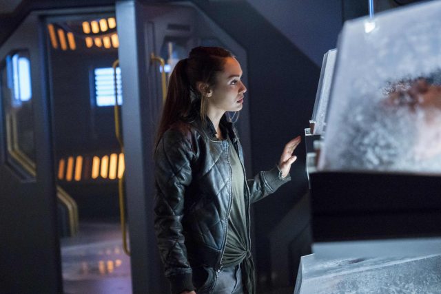 The 100 5x04 - Lindsey Morgan como Raven