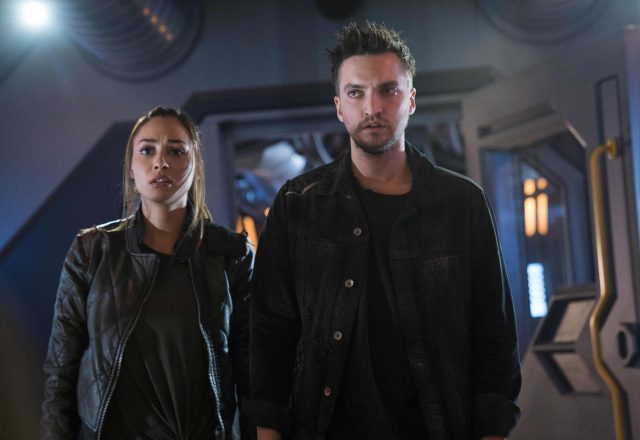 The 100 5x04 - Lindsey Morgan como Raven y Richard Harmon como John Murphy