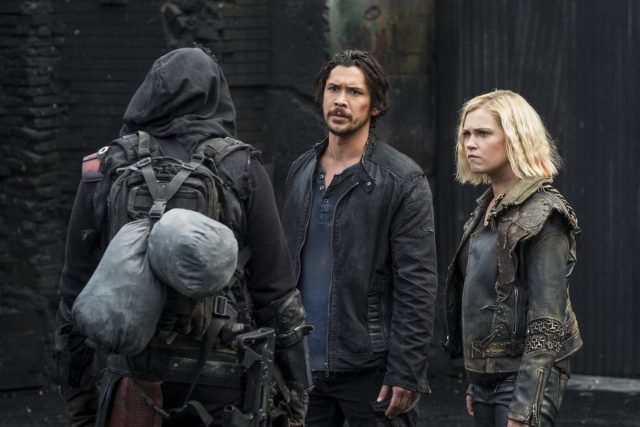 The 100 5x05 - Bobby Morley como Bellamy Blake y Eliza Taylor como Clarke Griffin