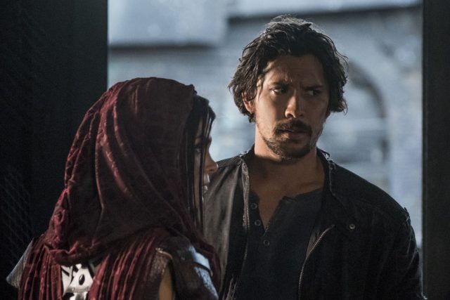 The 100 5x05 - Marie Avgeropoulos como Octavia Blake y Bobby Morley como Bellamy Blake