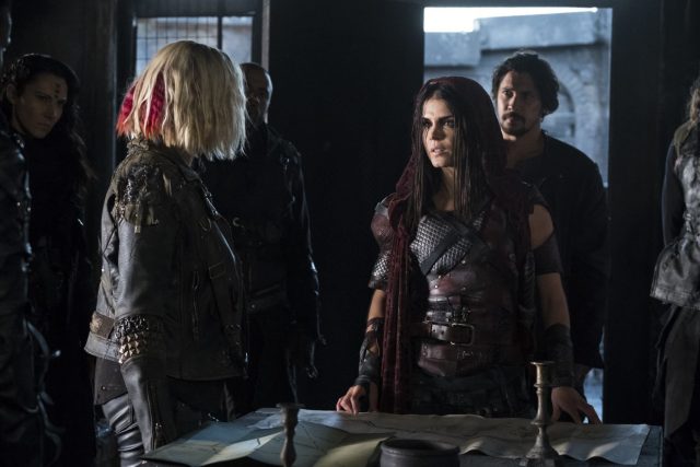 The 100 5x05 - Eliza Taylor como Clarke Griffin, Marie Avgeropoulos como Octavia Blake y Bobby Morley como Bellamy Blake