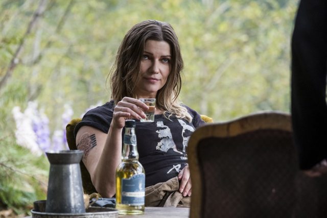 The 100 5x05 -Ivana Milicevic como la comandante Charmaine Diyoza