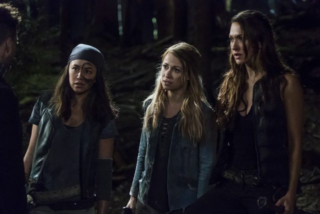 The 100 5x05 - Luisa D'Oliveira como Emori, Chelsey Reist como Harper y Tasya Teles como Echo