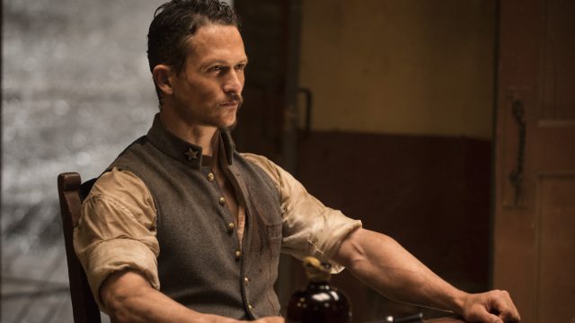 Westworld 2x04 - Jonathan Tucker como el comandante Craddock