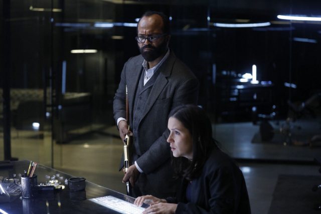 Westworld 2x06 - Jeffrey Wright como Bernard, y Shannon Woodward como Elsie