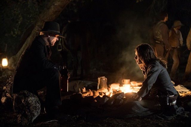 Westworld 2x06 -Ed Harris como Man in Black, y Katja Herbers como Grace