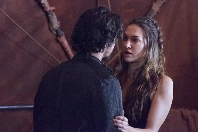 The 100 5x06 - Bobby Morley como Bellamy Blake y Tasya Teles como Echo