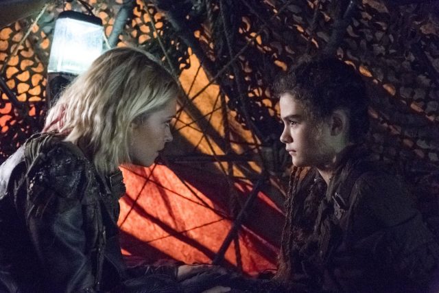 The 100 5x06 - Eliza Taylor como Clarke Griffin y Lola Flanery como Madi