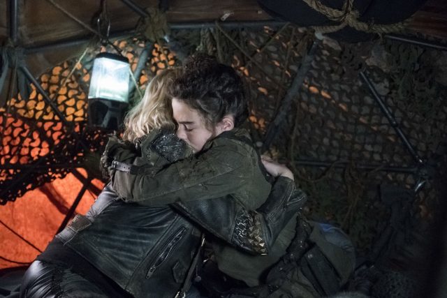 The 100 S05E06 - Eliza Taylor como Clarke Griffin y Lola Flanery como Madi