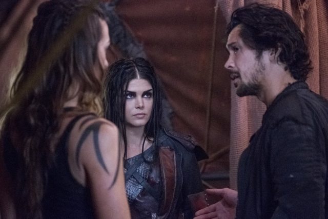 The 100 5x06 - Tasya Teles como Echo, Marie Avgeropoulos como Octavia Blake y Bobby Morley como Bellamy Blake