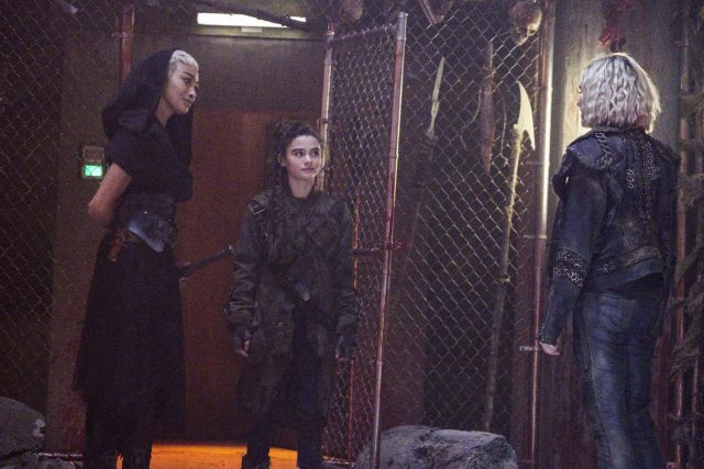 The 100 5x06 - Tati Gabrielle como Gaia, Lola Flanery como Madi, y Eliza Taylor como Clarke Griffin