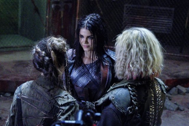 The 100 5x06 - Lola Flanery como Madi, Marie Avgeropoulos como Octavia Blake y Eliza Taylor como Clarke Griffin