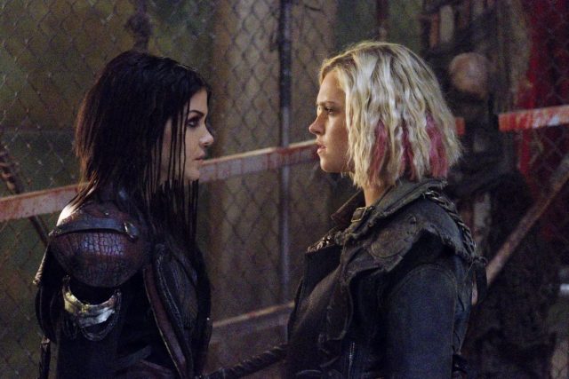 The 100 5x06 - Marie Avgeropoulos como Octavia Blake y Eliza Taylor como Clarke Griffin