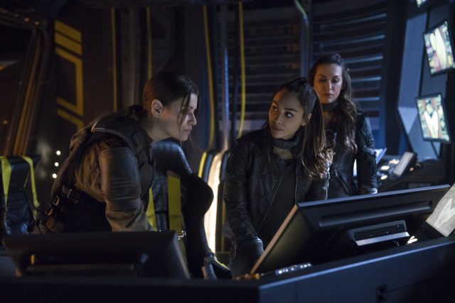 The 100 5x07 - Ivana Milicevic como Charmaine Diyoza, Lindsey Morgan como Raven, y Tasya Teles como Echo