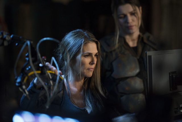The 100 5x09 - Paige Turco como Abby Griffin e Ivana Milicevic como Charmaine Diyoza