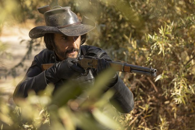 Rodrigo Santoro como hector Escarate en Westworld 2x10 (Final de Temporada)