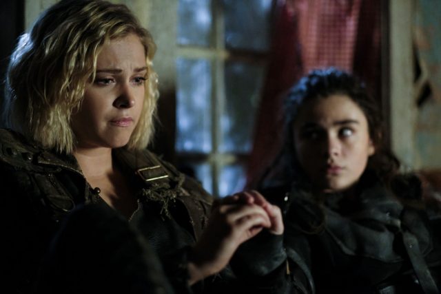 The 100 5x11 – Eliza Taylor como Clarke Griffin y Lola Flanery como Madi