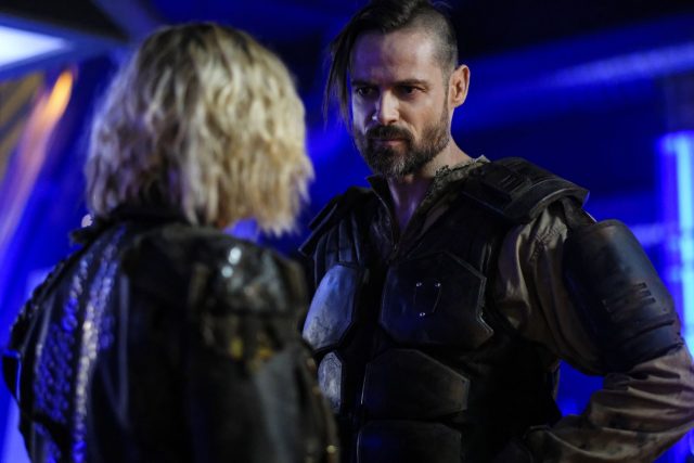 The 100 S05E11 – Eliza Taylor como Clarke Griffin y William Miller como Paxton ‘Graveyard’ McCreary