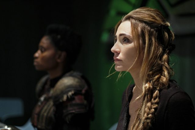 The 100 S05E11 - Adina Porter como Indra y Jessica Harmon como Nylah