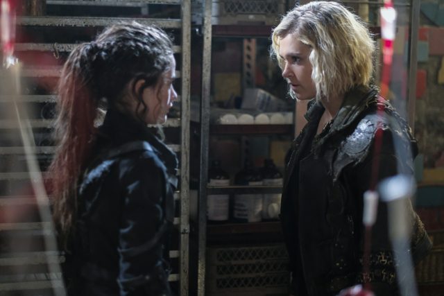 The 100 5.11 – Lola Flanery como Madi y Eliza Taylor como Clarke Griffin