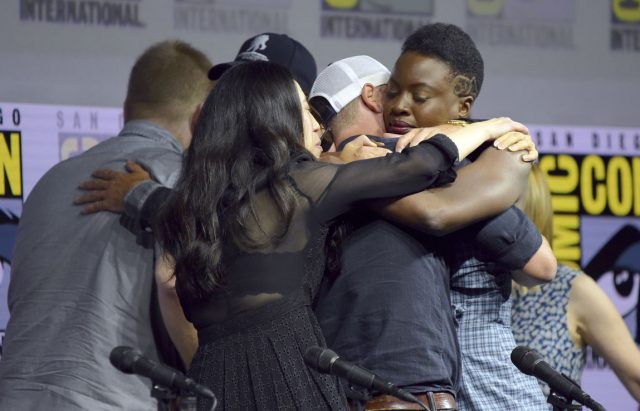 El elenco abrazando a Andrew una vez finalizado el panel de The Walking Dead en la SDCC 2018