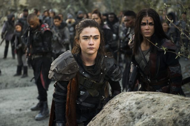 The 100 5x13 Season Finale - Lola Flanery como Madi y Marie Avgeropoulos, como Octavia