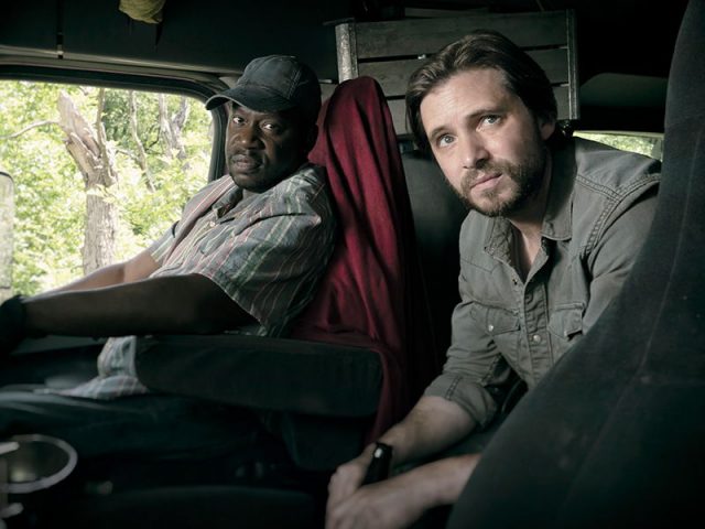 Daryl Mitchell como Wendel y Aaron Standford como Jim en FearTWD 4x12