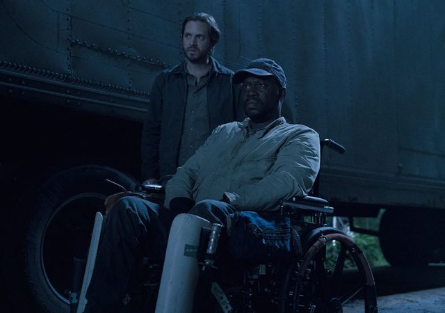 Jim (Aaron Stanford) y Wendell (Daryl Mitchell) en Fear The Walking Dead 4x13