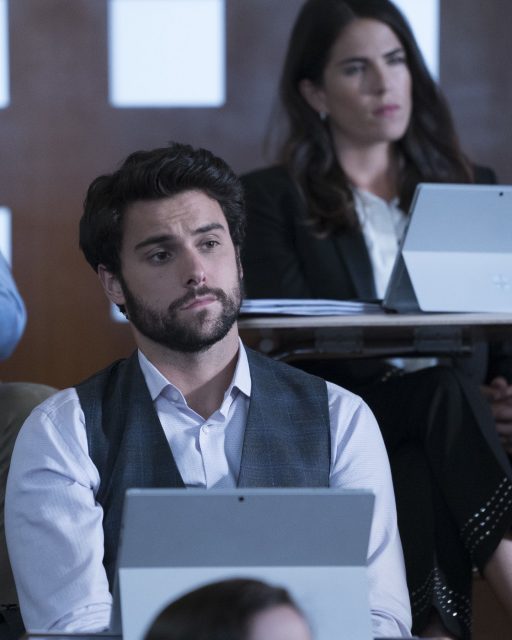 Jack Falahee como Connor Walsh y Karla Souza como Laurel Castillo en HTGAWM 5x02