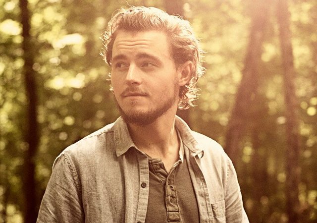 Callan McAuliffe como Alden