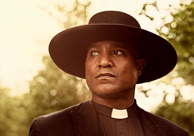 Seth Gilliam como el Padre Gabriel