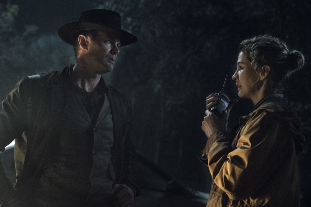 Garret Dillahunt como John Dorie y Jenna Elfman como June en FTWD 5x02