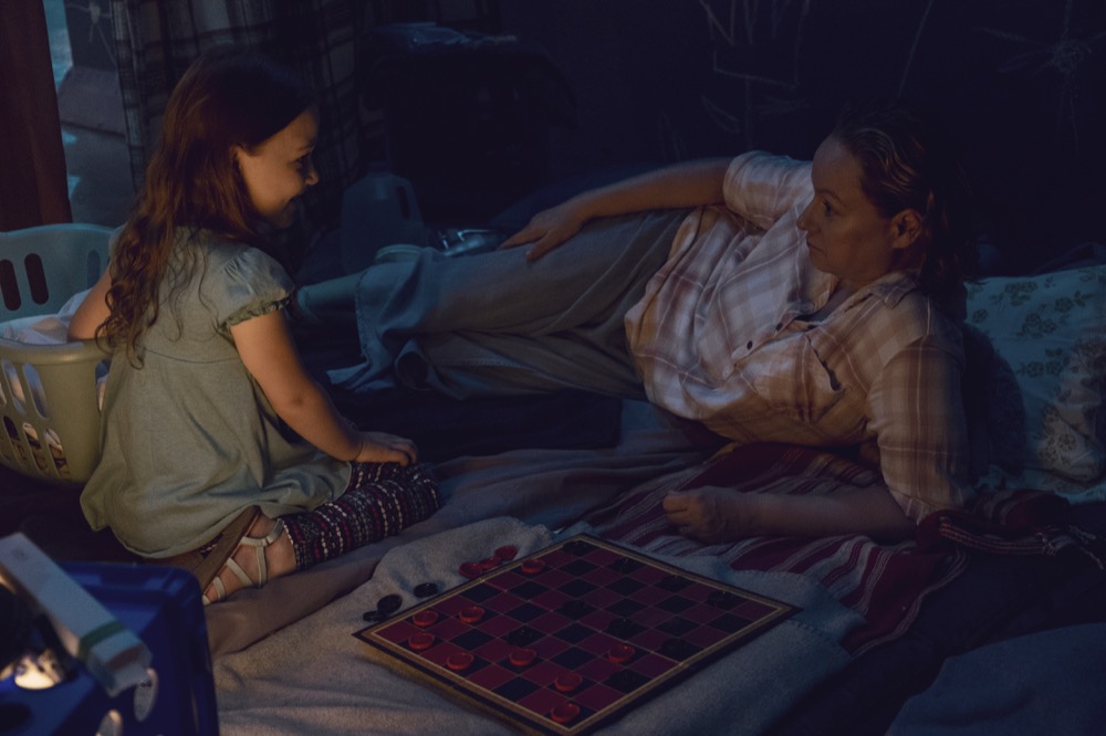 The Walking Dead 9x10: Scarlett Blum como Lydia cuando era niña, y Samantha Morton como Alpha