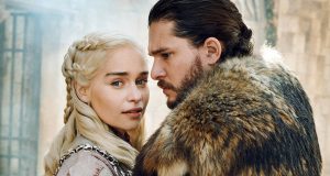 Emilia Clarke y Kit Harington en sesión de fotos del final de Game of Thrones