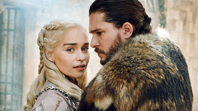 Emilia Clarke y Kit Harington en sesión de fotos del final de Game of Thrones