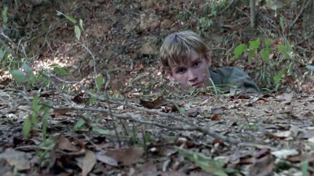 Henry escondiéndose de los Susurradores en The Walking Dead 9x12