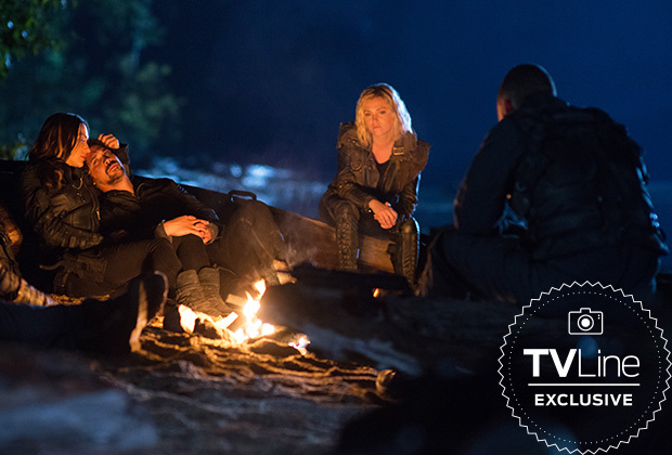 The 100 Temporada 6 - Echo (Tasya Teles) , Bellamy (Bob Morley) y Clarke (Eliza Taylor) 