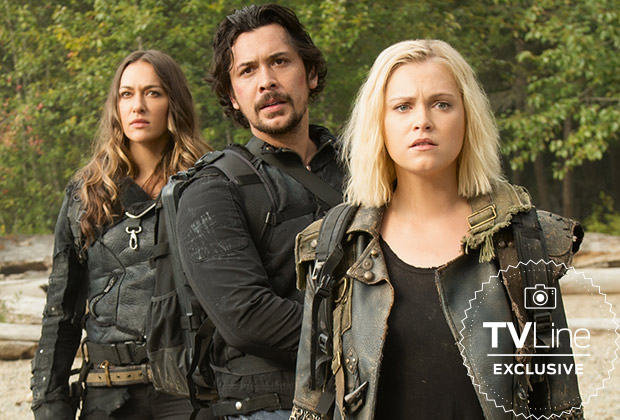 Echo (Tasya Teles) , Bellamy (Bob Morley), Clarke (Eliza Taylor) en la sexta temporada de The 100