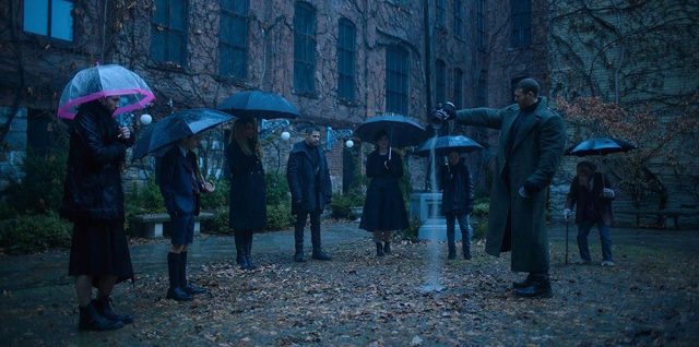 Escena del funeral en The Umbrella Academy 1x01 "We Only See Each Other at Weddings and Funerals"