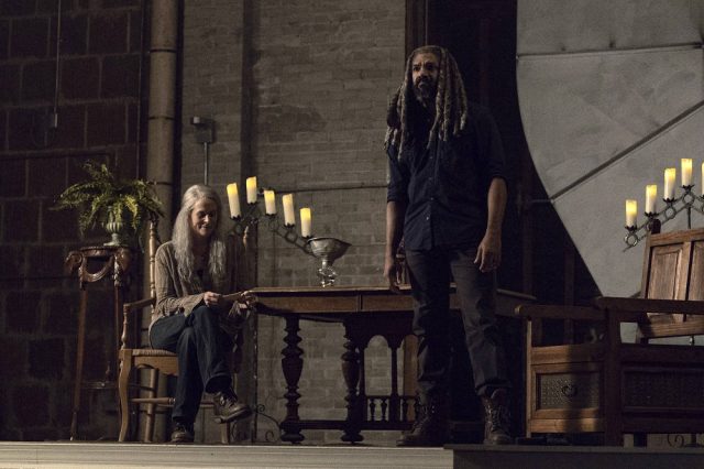 Melissa McBride como Carol y Khary Payton como Ezekiel en The Walking Dead 9x13