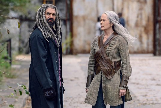 Khary Payton como Ezekiel y Melissa McBride como Carol Peletier en The Walking Dead 9x15